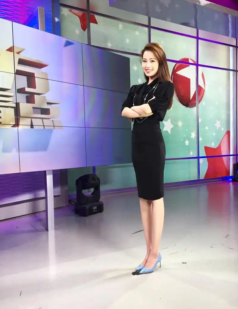 她是东方卫视主持人,当年风光出嫁,离婚后11年独自抚养儿子长大