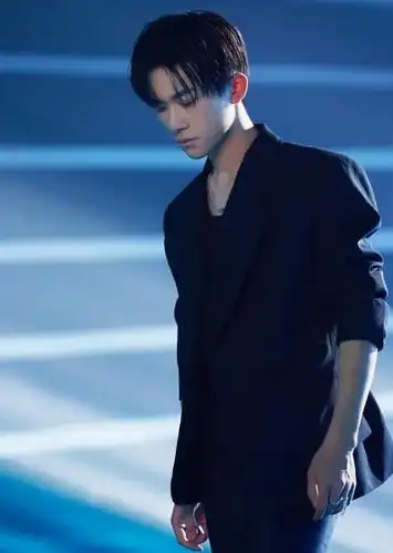 易烊千玺时尚炫酷写真,造型酷炫,尽显少年英气