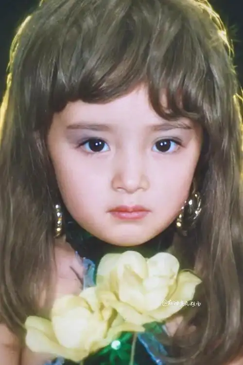 杨幂小时候的高清照,鼻梁优越眉眼是真绝,倒立洗头也太调皮了吧