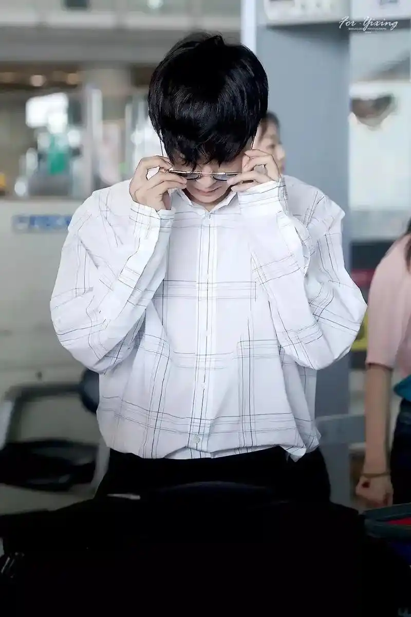 exo爱丽 #机场照 #张艺兴 这个机场照片我太喜欢了00 - 抖音