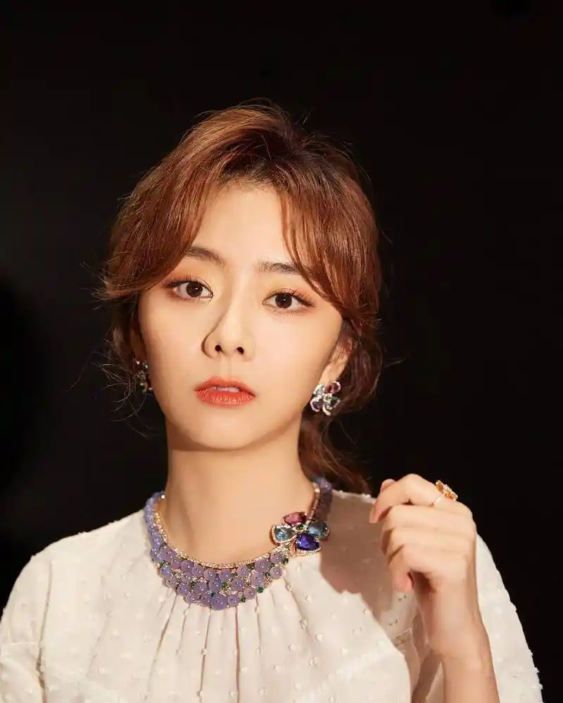 这么完美的穿搭当然也需要一款有范儿的造型来搭配,谭松韵的这款发型