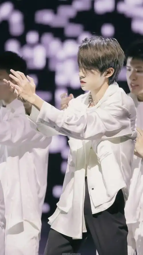 千玺身穿白色衬衫,帅气迷人,强韧有力的舞姿,热情绽放舞台极致,整个