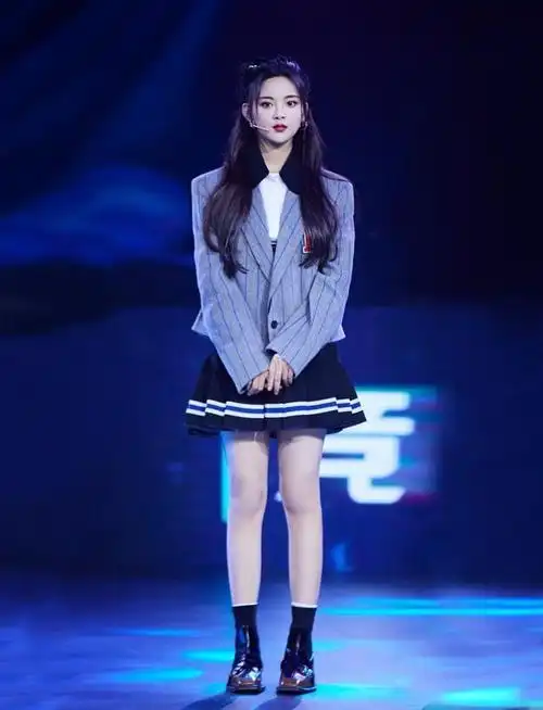 杨超越出席电竞赛西装短裙打扮学院风满分大长腿抢镜