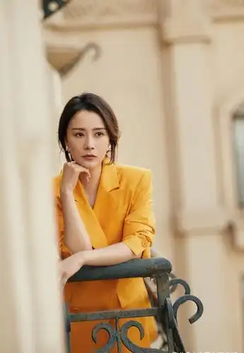 海清的长发造型真的很年轻像小姑娘一样穿得老气也不显年龄