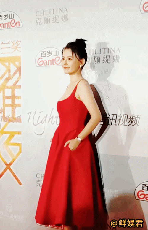 热依扎吊带红裙造型