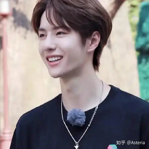 可不可以分享几张王一博笑起来很甜的图片? - 知乎