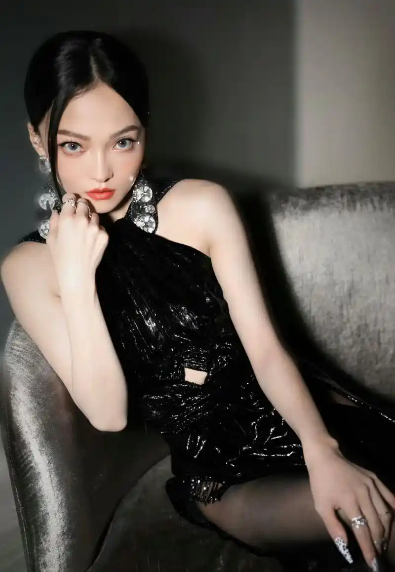 张韶涵这个妆容好奇怪,差点没认出她.