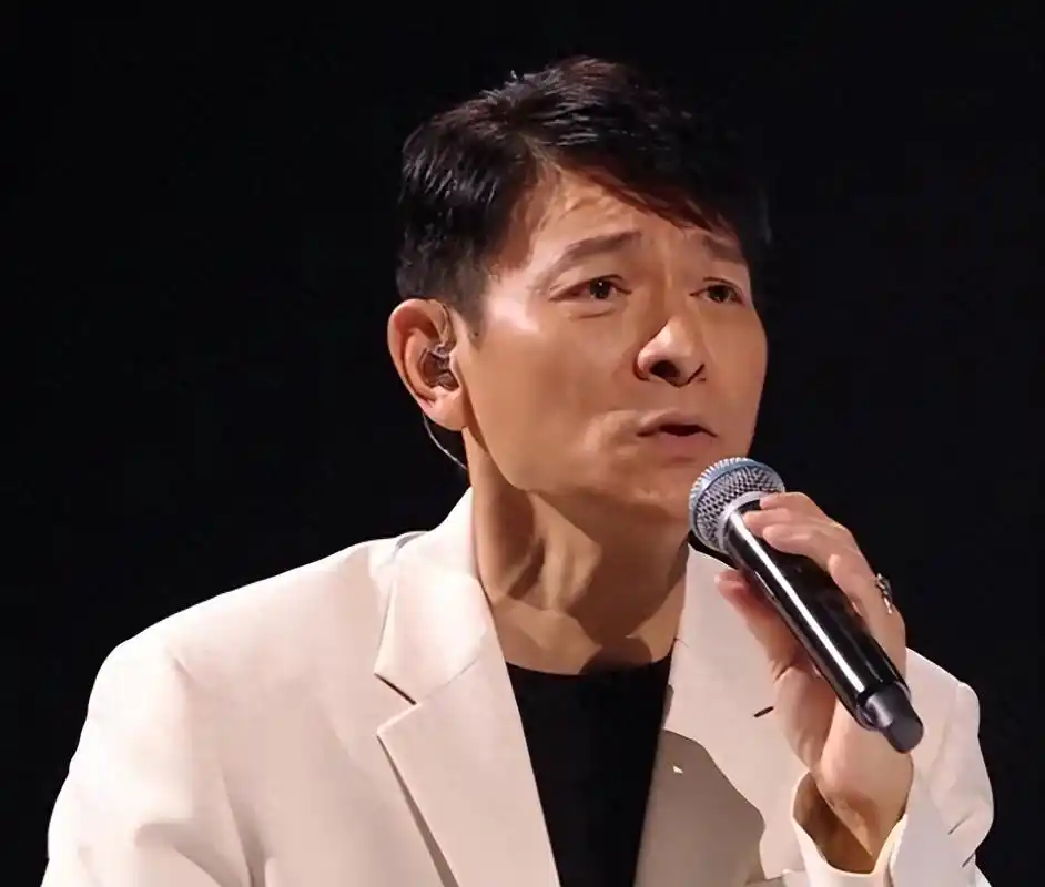 60岁刘德华演唱会:华仔哭了,纪录破了,娱乐圈未解之谜解开了