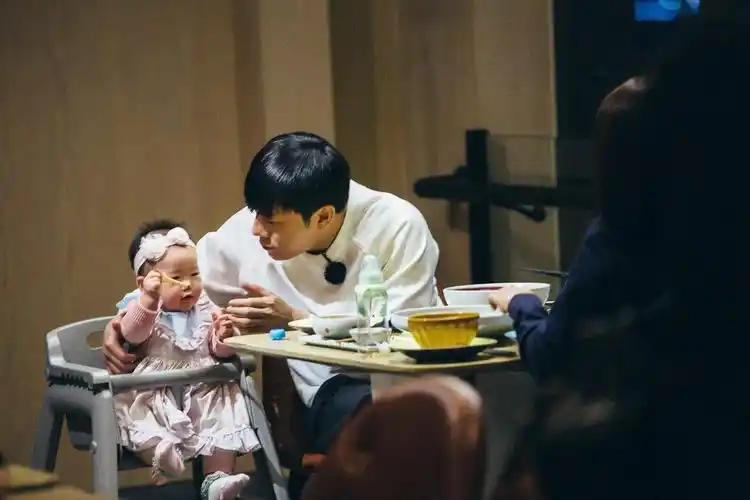 新手奶爸养成记 秦昊照顾米粒技能get