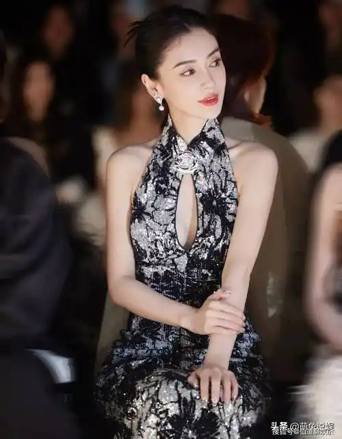 原创杨颖最新亮相穿一袭中式镶钻旗袍现身上海时装周状态引热议