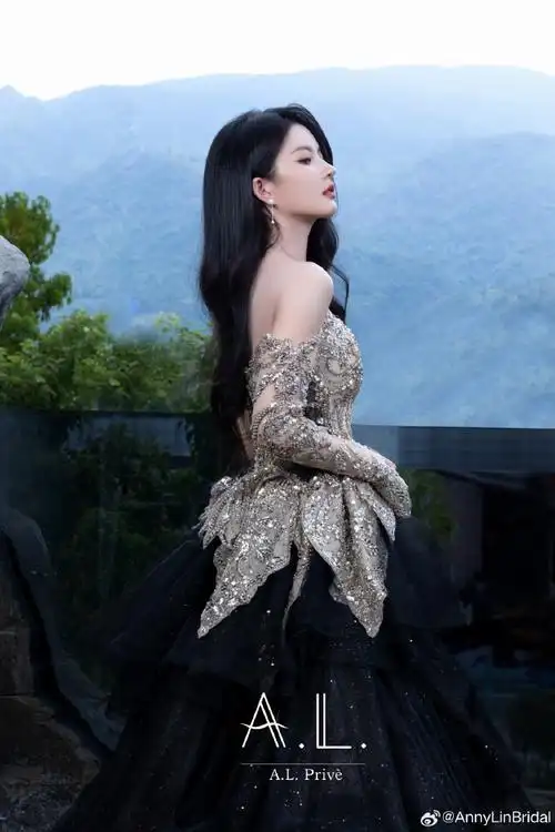 刘些宁身穿anny lin bridal【旷野生花】系列高定礼服亮相丝绸之路