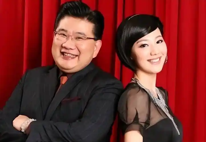 王冠:满满同事情,现场为曹可凡最新散文集第一场线下推介会站台_宣传