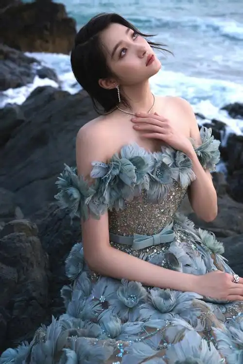 关晓彤抹胸浪花裙