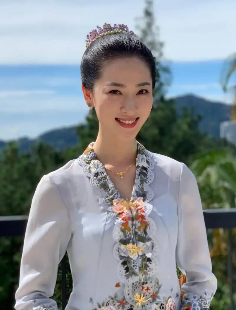 何雨虹:花容月貌,俏丽多姿