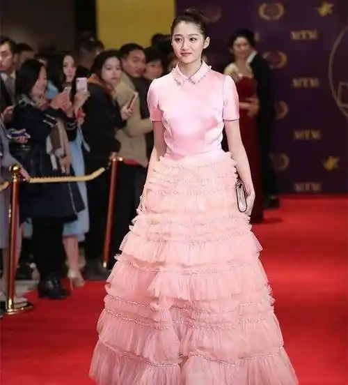 原创关晓彤和迪丽热巴同穿蛋糕裙网友真嫩和装嫩的差距一目了然