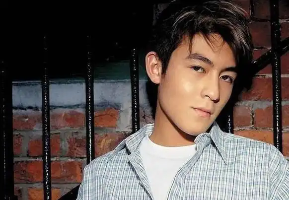 陈冠希|38岁陈冠希问会不会唱歌演戏?个性的飞机发型也难掩沧桑