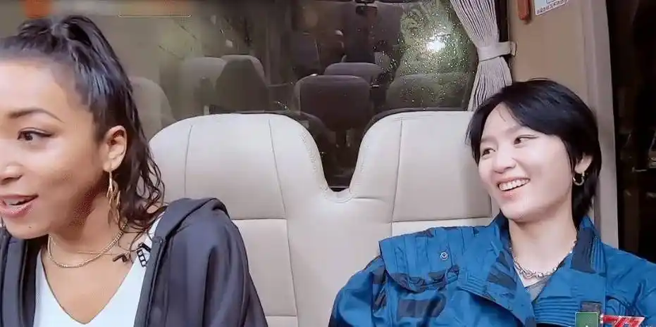 周笔畅在车里摔倒,吉克隽逸在一旁幸灾乐祸,两人感情如何很明显_反应