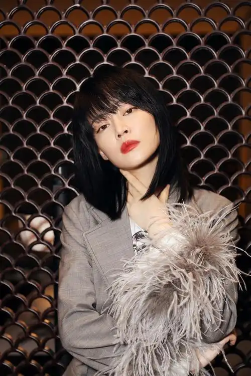 谭卓出席品牌艺术展精致干练被誉霸道女总裁