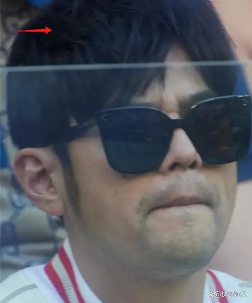 46岁周杰伦在国外看球赛!满脸胡子显沧桑,与昆凌保持距离引热议