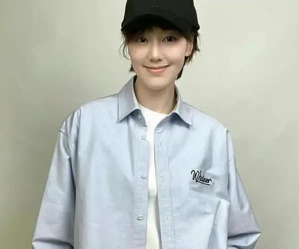 我妈也特别喜欢看王冠和曹可凡主持的节目,每期都不落下.