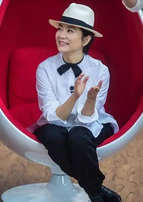 原创林青霞大胆晒素颜照面对衰老一点都不遮掩哪像是65岁样