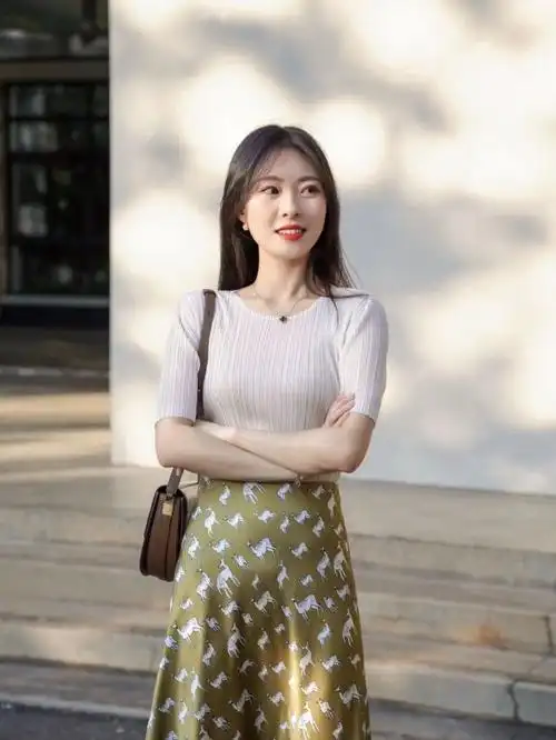 30岁的女人夏天怎么穿才漂亮?针织衫配半身裙或短裤,高级又时髦