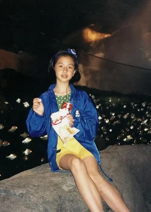 angelababy小时候图集丨幼时的baby真的和现在没什么变化,浓眉大眼太