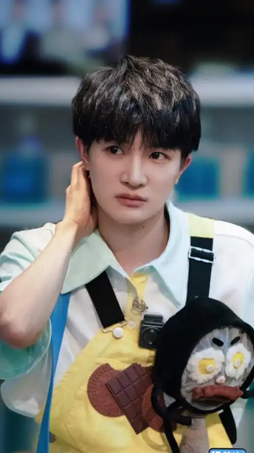 周深 希望阳光很暖,微风不燥,有你眼睛弯弯,露齿微笑,我想那一定很