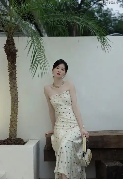 乔欣一字露肩裙性感写真