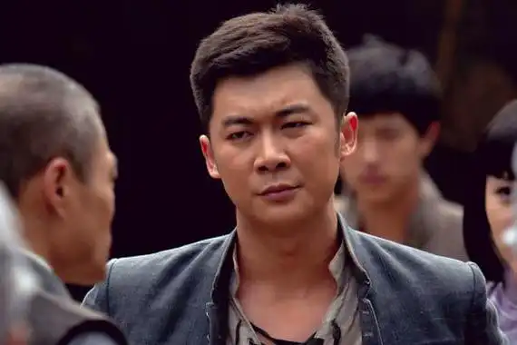 电视剧《无所畏惧》的热播引发了广泛关注,而曹征在其中所饰演的反派