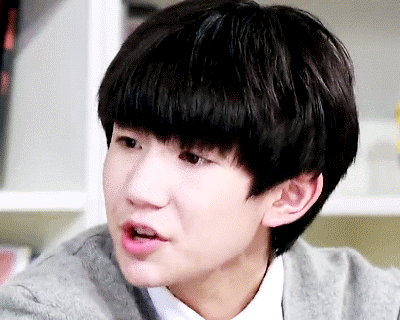 不知道粉丝们有没有注意过源源的鬓角,从小到大一直保持着锅盖头的源