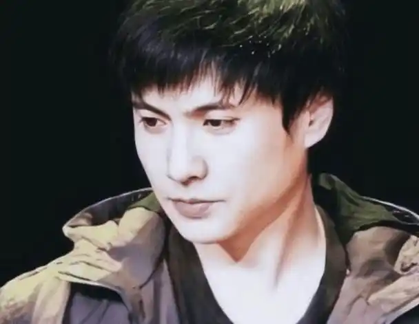 18岁黄渤忍了,18岁张卫健也忍了,看了18岁的雷佳音我