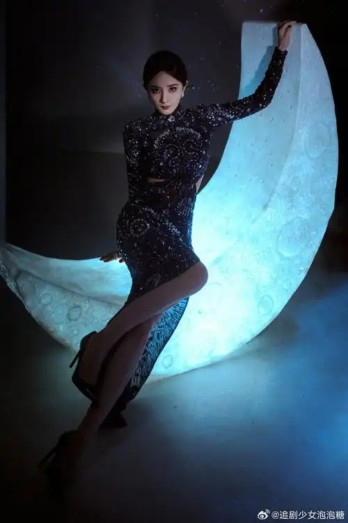 工作室分享杨幂造型,蓝色露腰旗袍摇曳生姿……|杨幂|旗袍|微博之夜