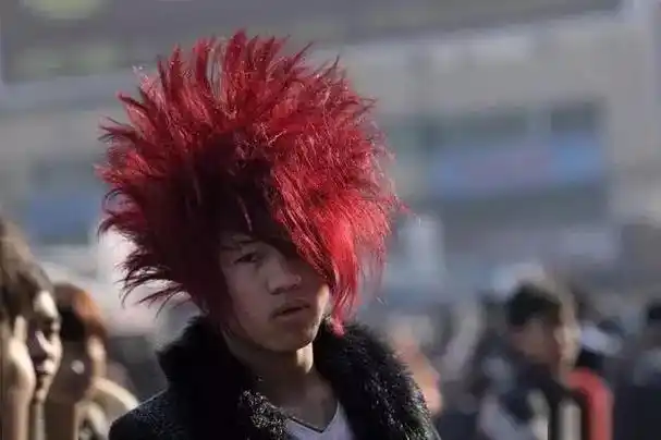 11岁创杀马特家族的罗福兴:拒富婆追求回归现实,今已开上理发店|发型