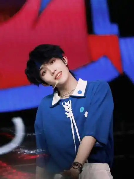 苏新皓在舞台上玩枕头大战