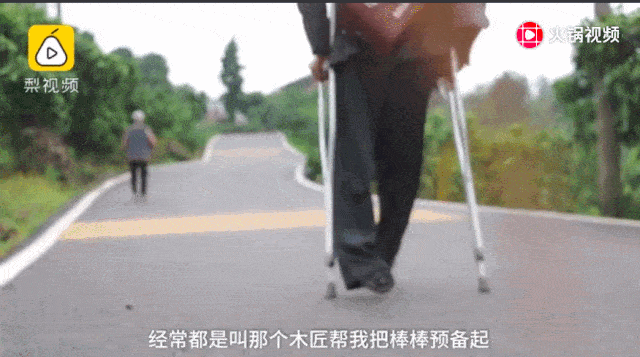 面对患者流血 他上前紧急处理 那一刻 他忘了 自己也是伤员 拄着拐杖