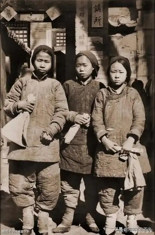 清末老照片骑驴的贵妇年幼的小妾老宫女荡着秋千气定神闲