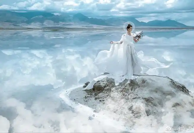 前神仙也爱看手机的正片来啦摄影后期:原po服装为自制  白衣妆造出镜