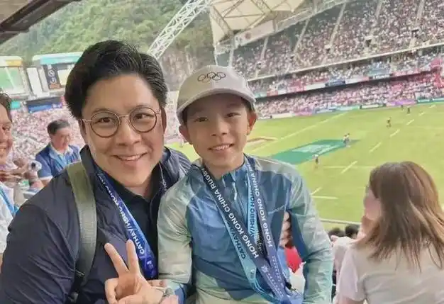 霍中曦过度节俭运动外套反复穿霍启刚让儿子戴2008年奥运旧帽