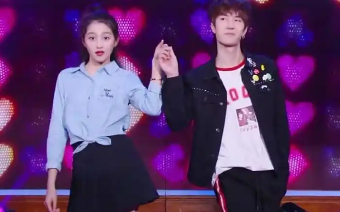 王一博暗恋关晓彤是真的吗王一博全程避嫌关晓彤被赞有分寸感