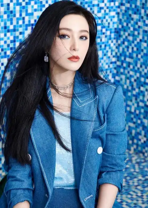 范冰冰生图很能打西装配牛仔裤休闲十足未修图暴露真实颜值
