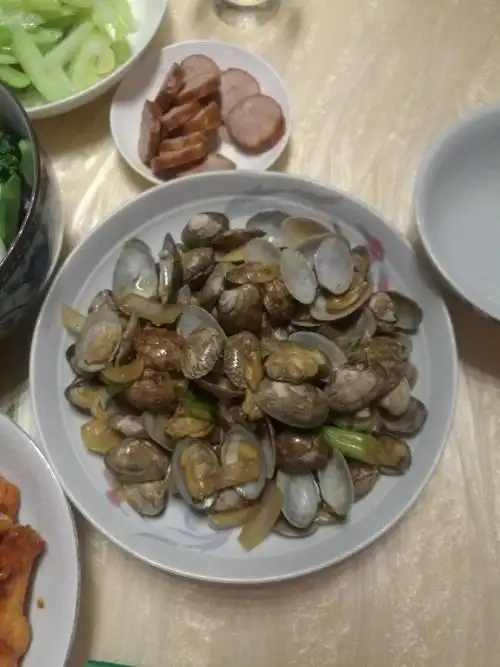 哥嫂来家里吃饭做了10个菜招待嫂子夸我贤惠哥哥说酒少了