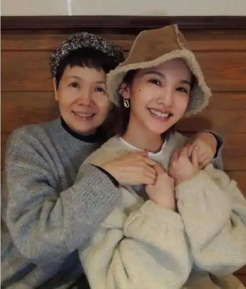 杨丞琳从小就跟妈妈感情特别好,要是离开妈妈几天就会很想很想她.