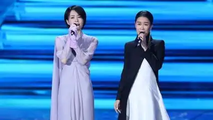 王菲那英18年春晚合体,从《相约98》到《岁月》,二人差距大