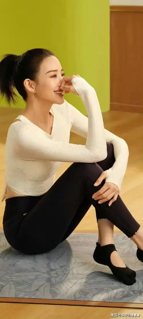 "氧气女神"张钧甯,坚持跑步16年,穿瑜伽裤大秀好身材_运动_自律_女