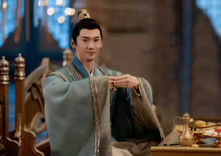 刘芮麟也跟嘉行团队演了不少自己打包的戏,比如《三生三世十里桃花》