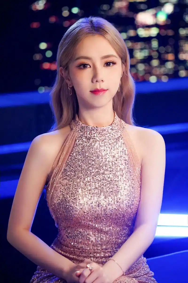 邓紫棋的身材真不错,穿亮片挂脖式连衣裙,又美又性感,紧身的设计秀出
