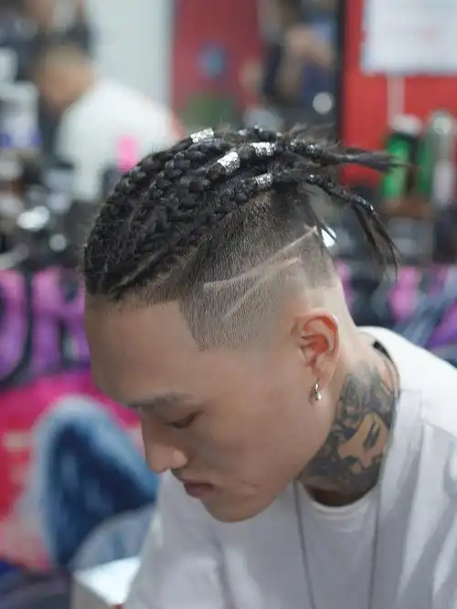 贴头辫地垄沟男士发型雕刻in西安