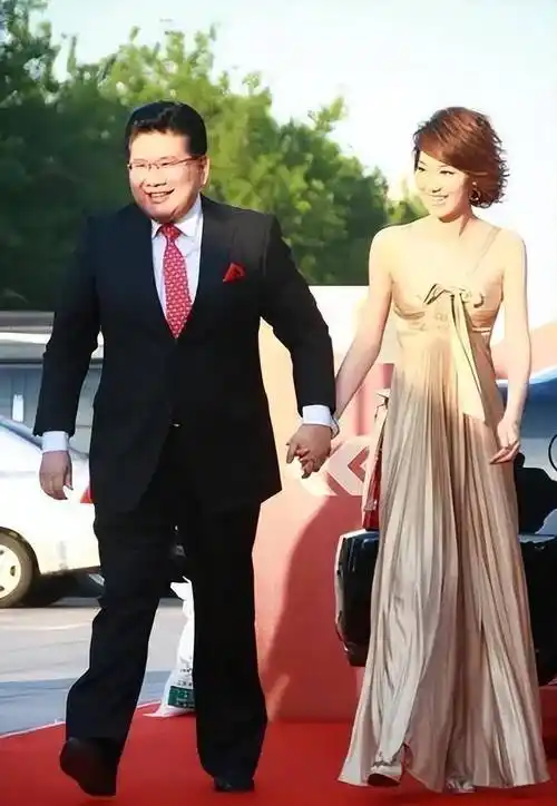 在曹可凡的带领下,王冠的事业可以说是如日中天,可没想到外界却开始