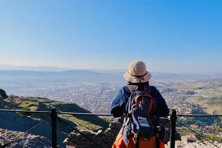 想背着包去旅行,不是非要走多远看多美的风景,而是想要一个人静静.